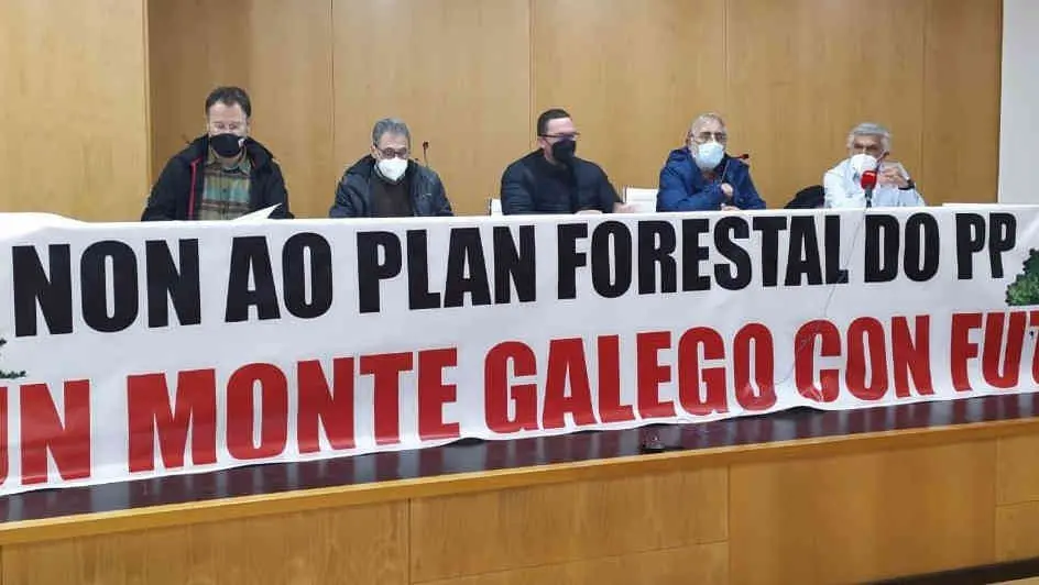 Rolda de prensa na que os colectivos anunciaron as acci&oacute;ns contra o Plan Forestal o vindeiro d&iacute;a 23 de febreiro en Compostela (Cedida)
