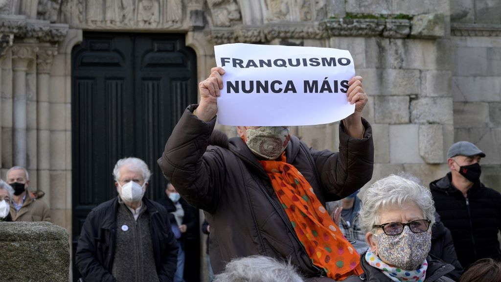 Acto contra o franquismo xunto á Casa Cornide da Coruña. (Foto: M. Dylan / Europa Press)