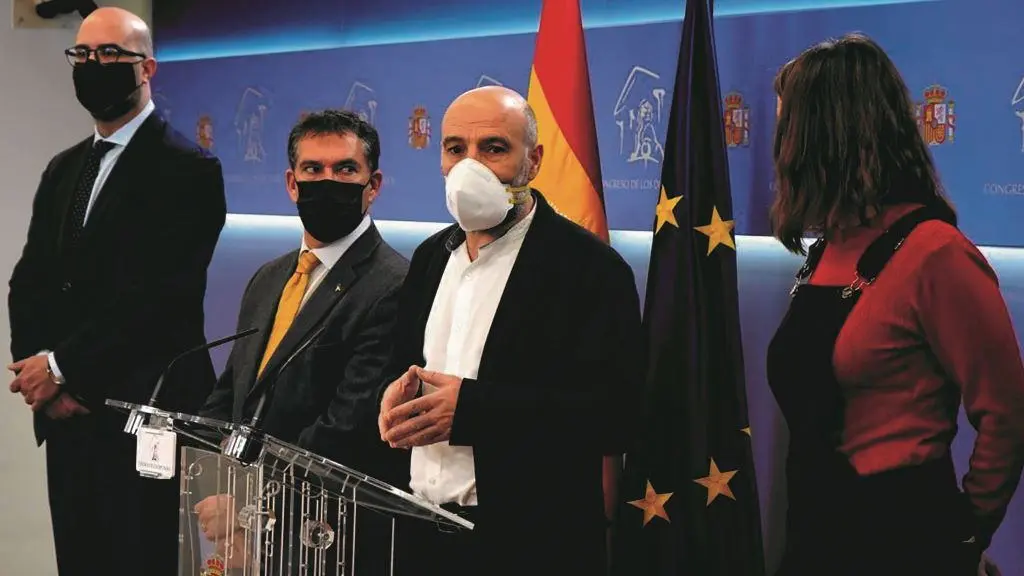 Genis Boadella (PDeCAT); Jaume Alonso Cuevillas (ERC); N&eacute;stor Rego (BNG) e Mireia Beh&iacute; (CUP), en rolda de prensa. (Foto: N&oacute;s Diario)