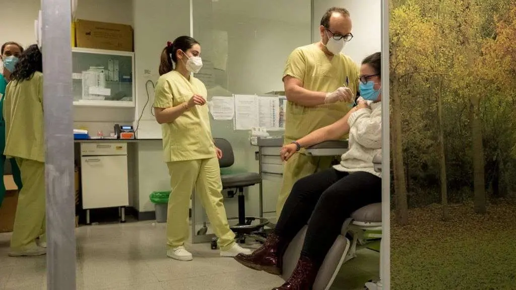 Vacinaci&oacute;n de traballadoras de Axuda no Fogar en Compostela. (Foto: &Aacute;rea Sanitaria de Santiago)