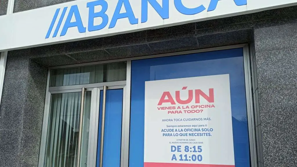 Oficina de Abanca coa publicidade da campa&ntilde;a que substit&uacute;e a mensaxe da pol&eacute;mica. (Foto: N&oacute;s Diario)