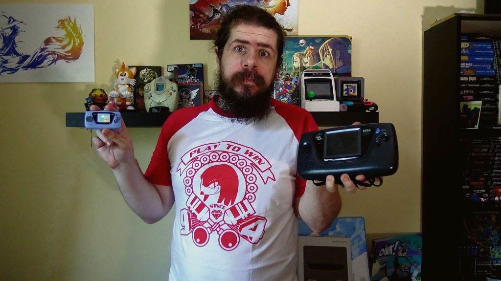 Iago Gordillo coa súa gran paixón as consolas de videoxogos. (Foto: Iago Gordillo)