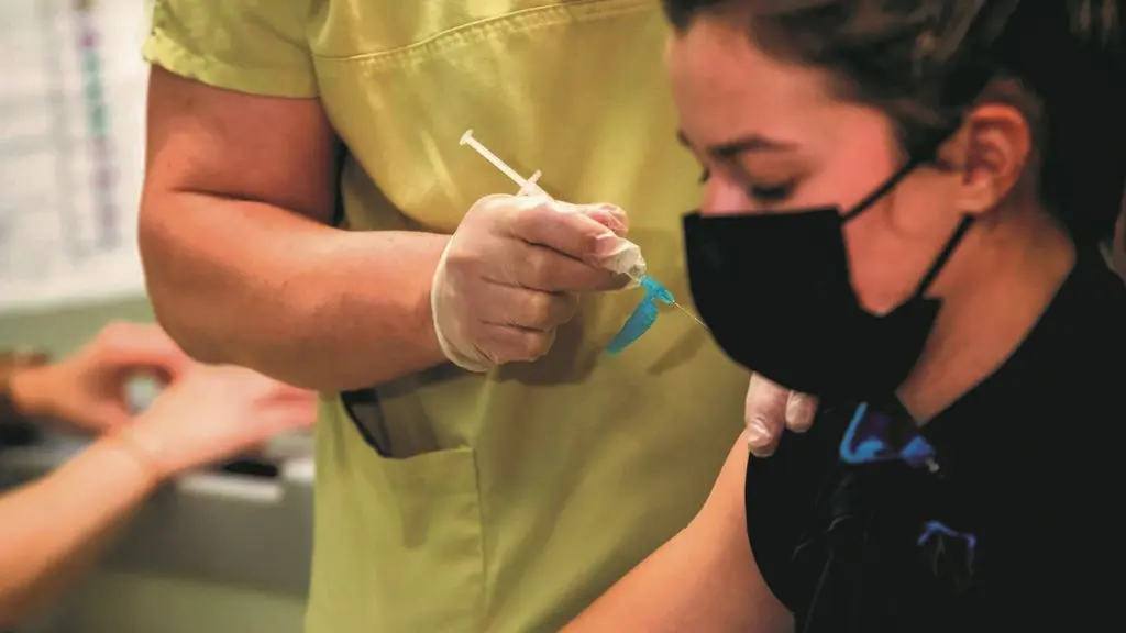 Vacinaci&oacute;n do persoal do Servizo de axuda no fogar no Hospital Cl&iacute;nico de Santiago. (Foto: Xunta da Galiza).