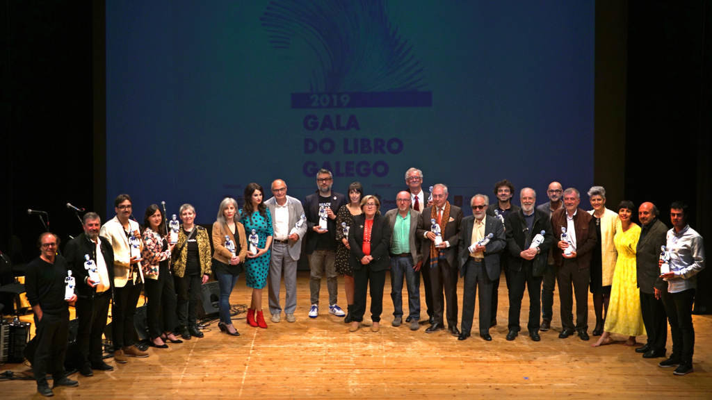 Foto de e familia da edición do ano 2019 da Gala do Libro Galego, no Teatro Principal de Compostela. (Foto: Cedida)