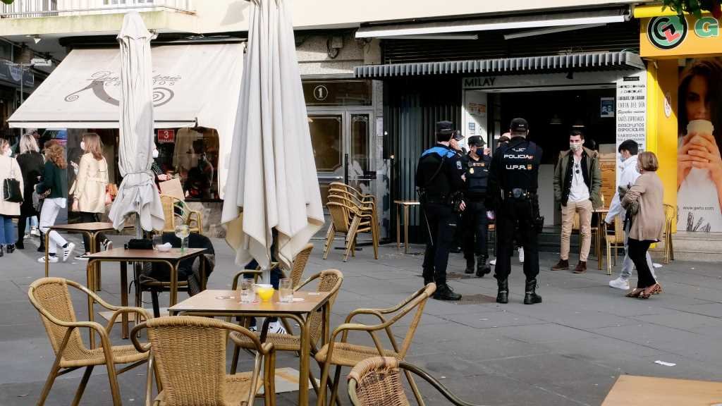 Axentes de policía inspeccionan un local, onte, en Compostela (Foto: Arxina).