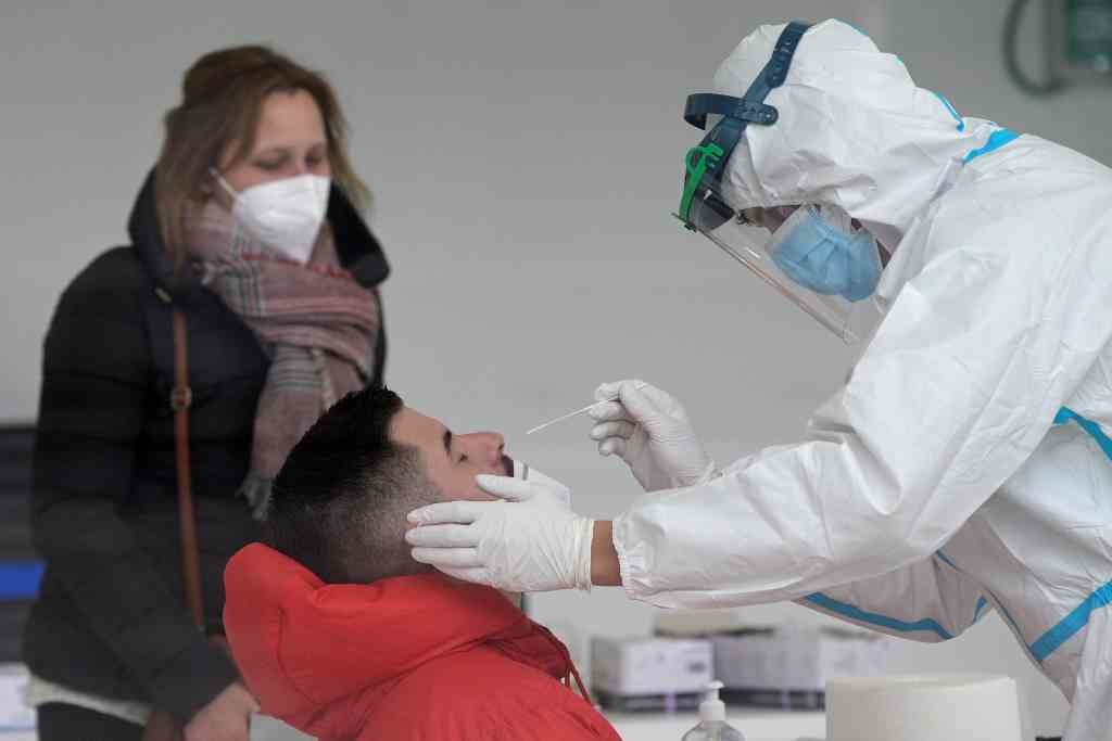 Realización dun test de antíxenos nun cribado na Coruña. (Foto: M. Dylan / Europa Press)