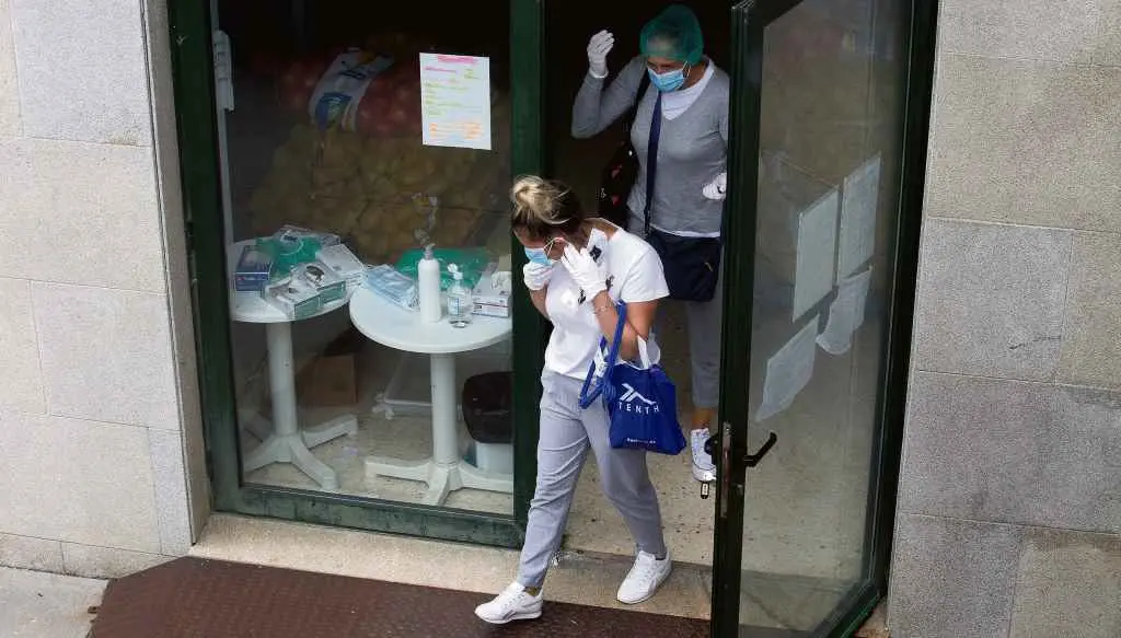 Traballadoras sa&iacute;ndo da residencia do Incio durante a pandemia (Foto: Europa Press)