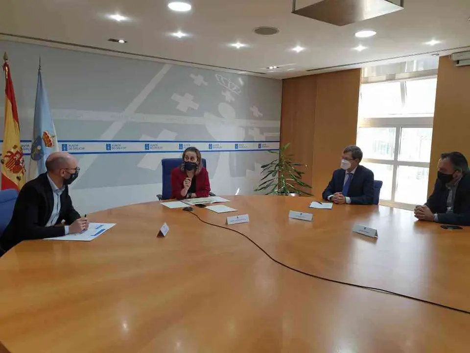 A conselleira Ethel V&aacute;zquez reunida coa Asociaci&oacute;n Galega de Familias &nbsp;Numeroas (Foto: Xunta da Galiza)