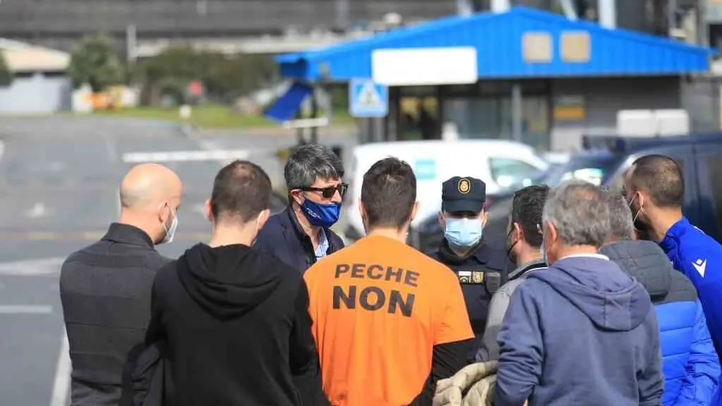 Axentes da Polic&iacute;a Nacional conversan cos representantes do comit&eacute; &aacute;s portas da factor&iacute;a de Alu Ib&eacute;rica (M.Dylan / Europa Press)