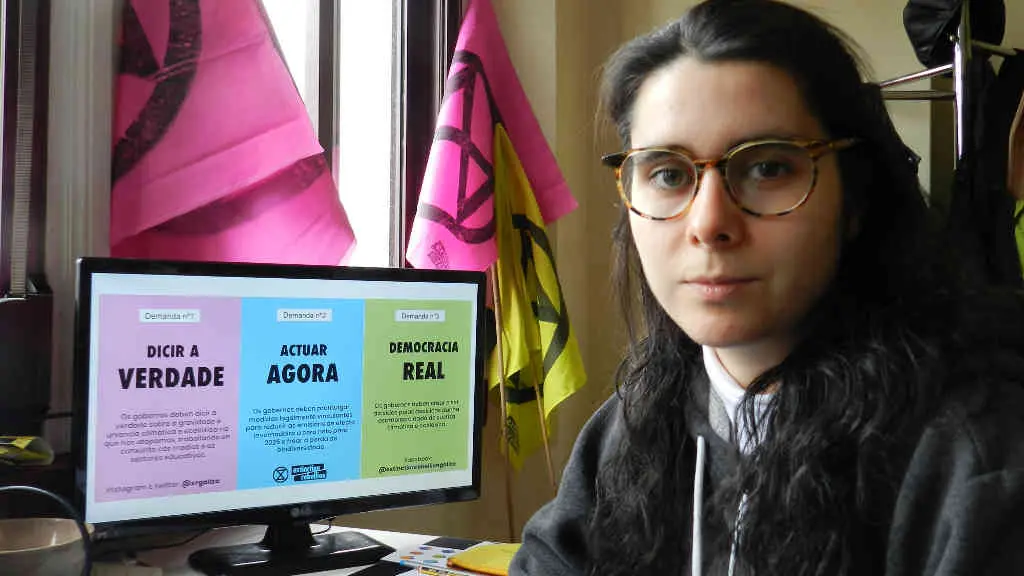 A activista Eme Ba&ntilde;&oacute;n Goiriz diante dun computador coa p&aacute;xina galega de Extinction Rebellion. (N&oacute;s Diario)