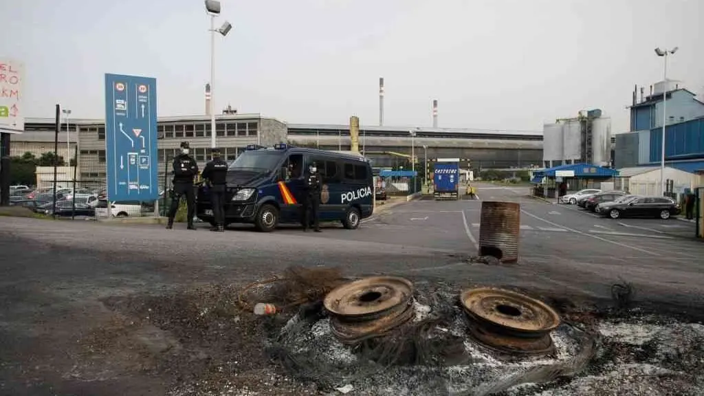 Furg&oacute;n policial &aacute;s portas da factor&iacute;a de Alu Ib&eacute;rica na Coru&ntilde;a (M.Dylan / Europa Press).