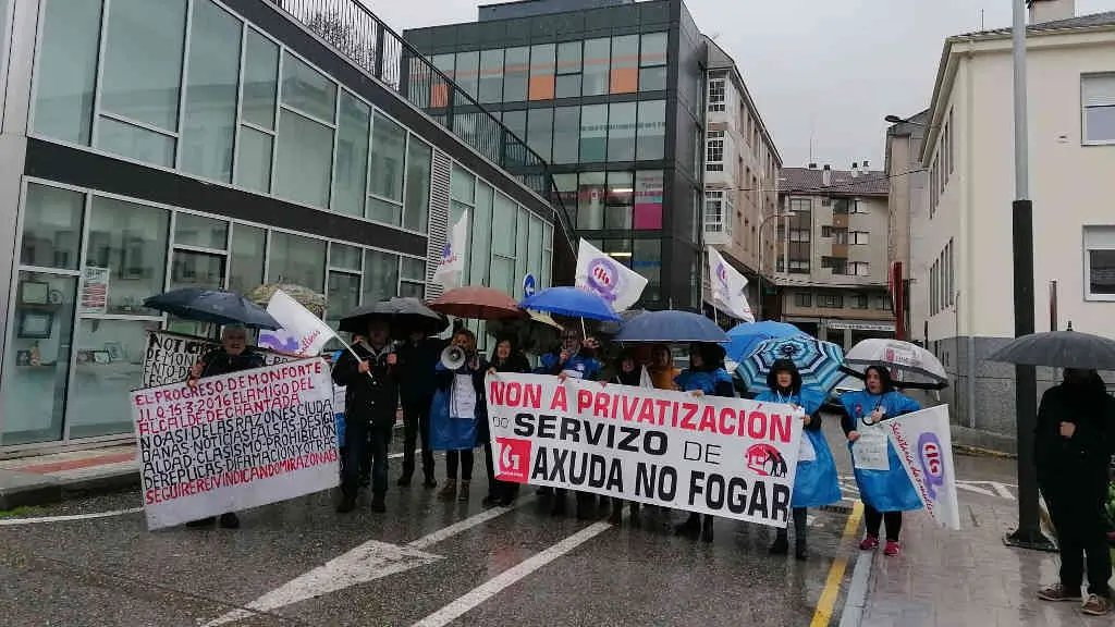 Protesta en Chantada contra o Grupo Clece e a privatizaci&oacute;n do SAF (N&oacute;s Diario)