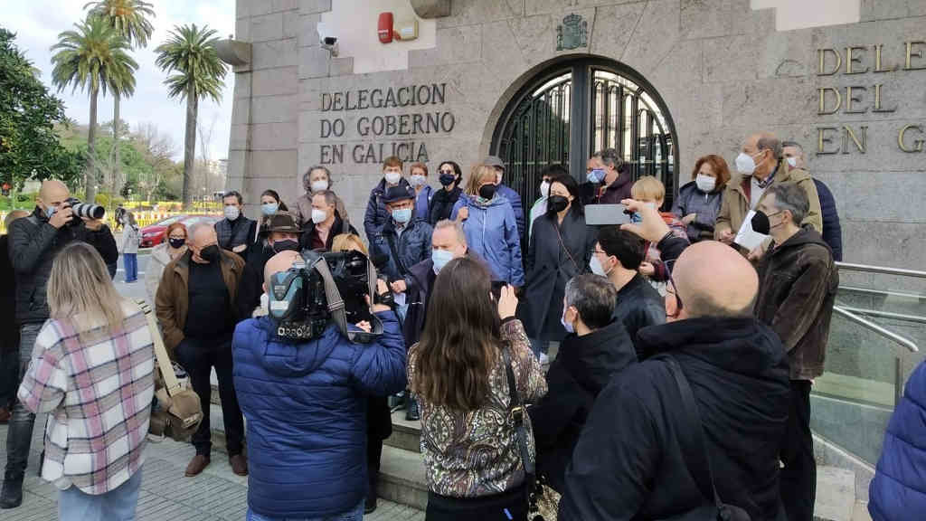 Entrega das sinaturas diante da Delegación do Goberno español na Galiza (Nós Diario)