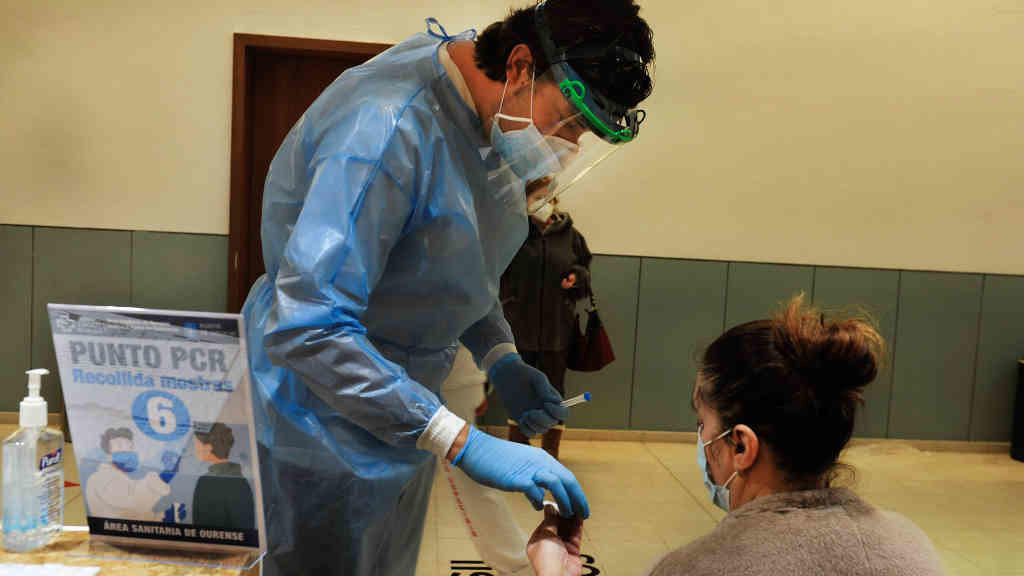 Unha muller participa nun dispositivo de cribado masivo para detectar casos positivos de coronavirus (Rosa Veiga - Europa Press).