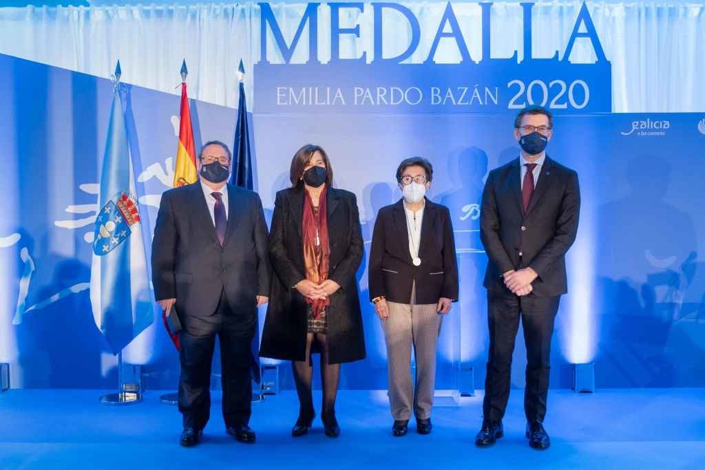 Ignacio Galiana, Rosa Fontaíña, Isabel Garrido recolleron as medallas Pardo Bazán nun acto presidido por Núñez Feixoo (Foto: Xunta da Galiza)