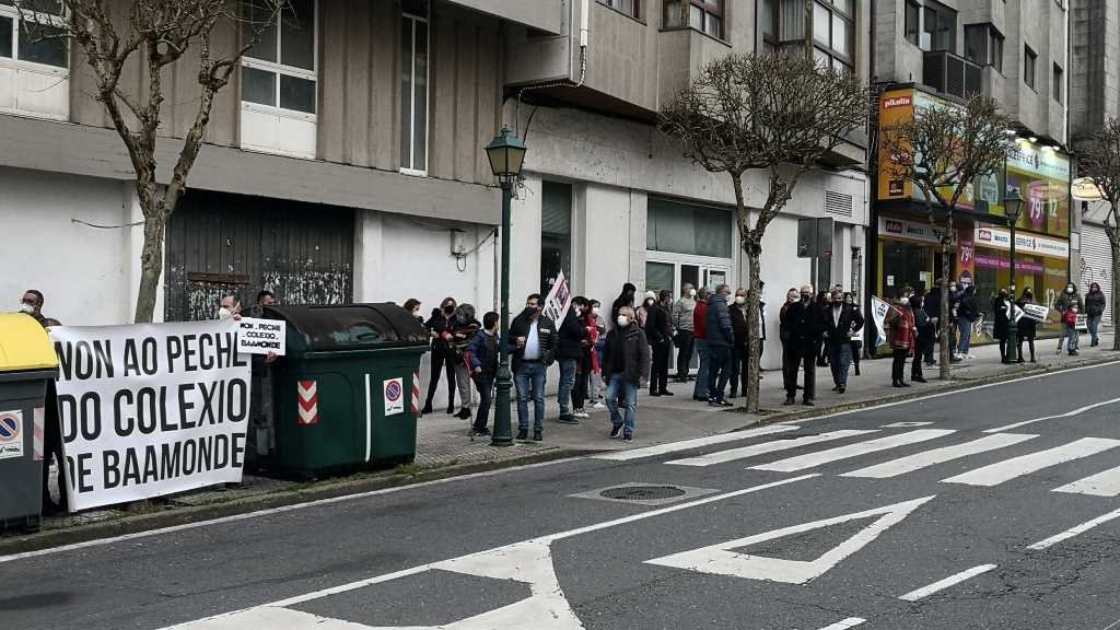 Concentración das familias do CEIP de Baamonde, esta terza feira, fronte ao Parlamento da Galiza (Foto: Nós Diario).