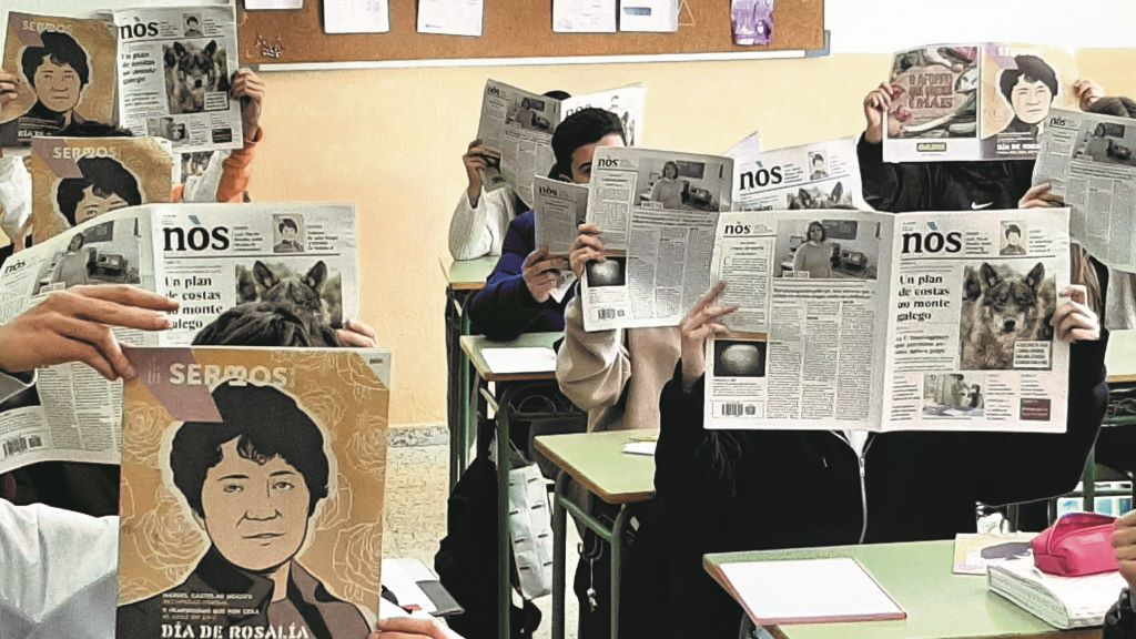 A rapazada lendo o 'Nós' e o 'Sermos' na aula. (Foto: Mariña Pérez)
