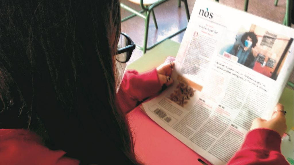 Unha alumna cun exemplar de 'Nós Diario'. (Foto: Susana Montesinos)