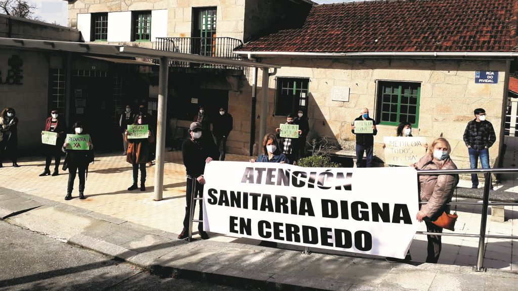 Veciñanza de Cerdedo-Cotobade mobilizouse o pasado mes de febreiro en defensa da atención presencial. (Foto: Nós Diario)