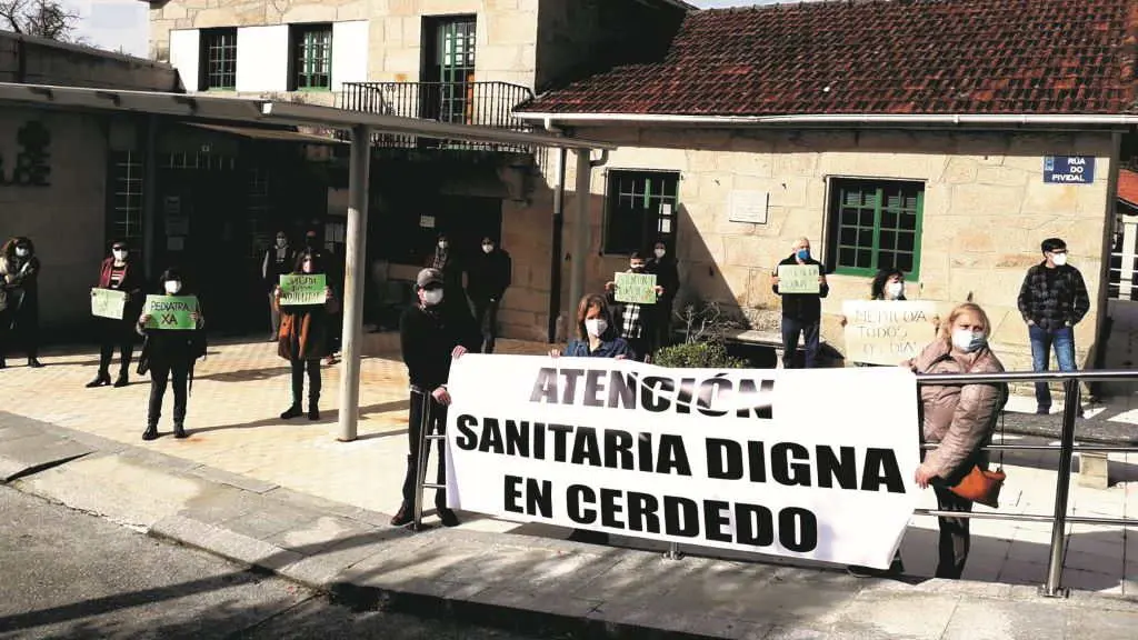 Veci&ntilde;anza de Cerdedo-Cotobade mobilizouse o pasado mes de febreiro en defensa da atenci&oacute;n presencial. (Foto: N&oacute;s Diario)