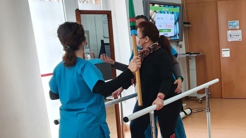 Unha paciente con esclerose múltiple, someténdose a un tratamento de rehabilitación nun centro sanitario (Foto: Europa Press).