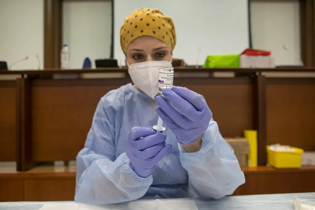 Profesional sanitaria sost&eacute;n unha dose da vacina contra a Covid-19. (Foto: Europa Press)