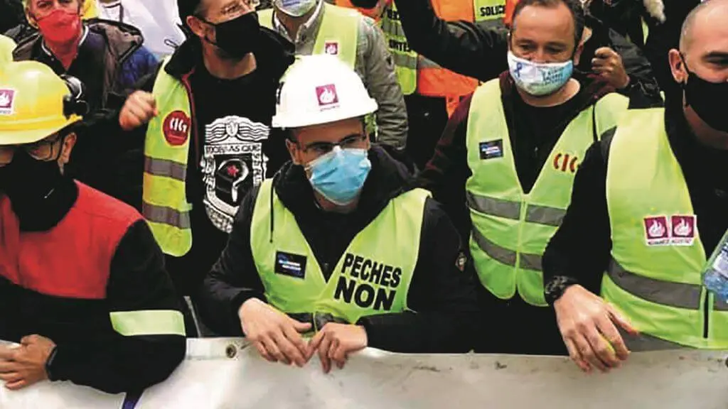 Kike Rocha, con casco branco, nunha protesta en defensa do futuro de Alcoa na Mari&ntilde;a.