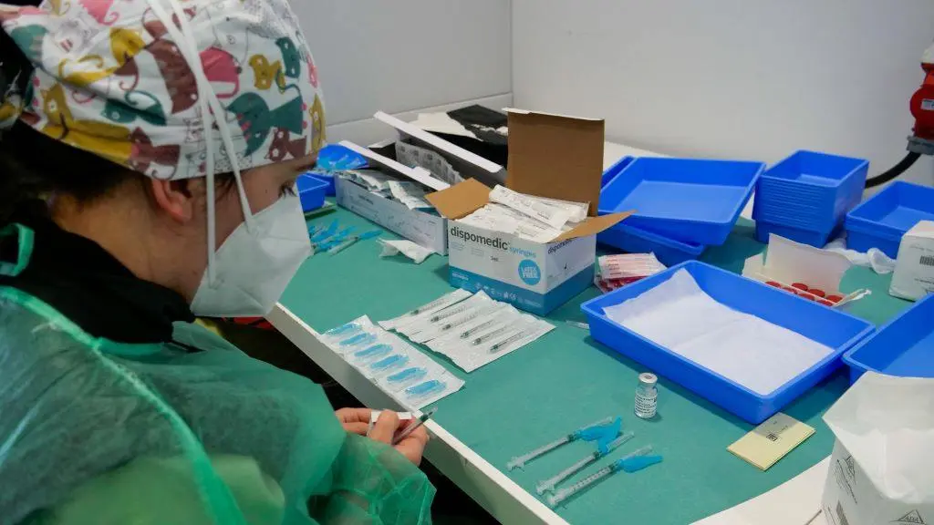 Unha profesional sanitaria coas vacinas. (Foto: C&eacute;sar Arxina / Europa Press)