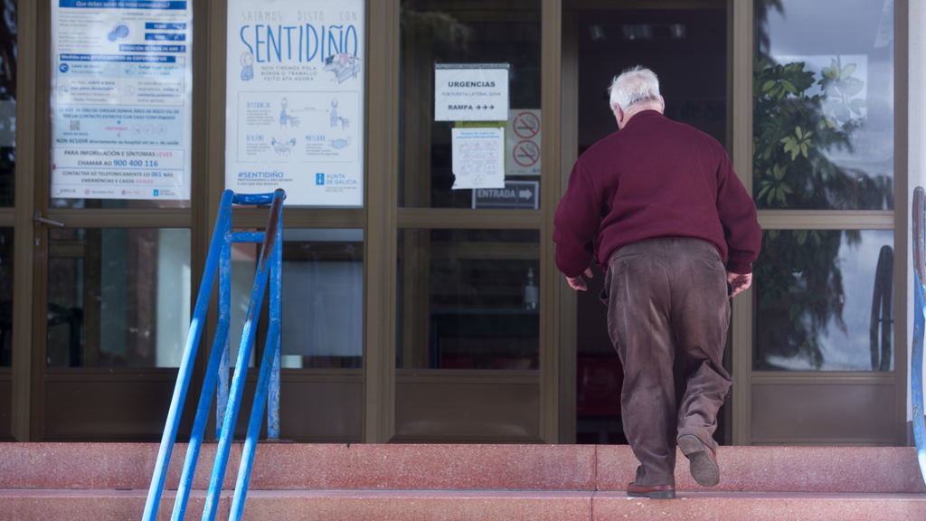 Un home entra nun centro de saúde no concello de Guitiriz. (Foto: Carlos Castro / Europa Press)