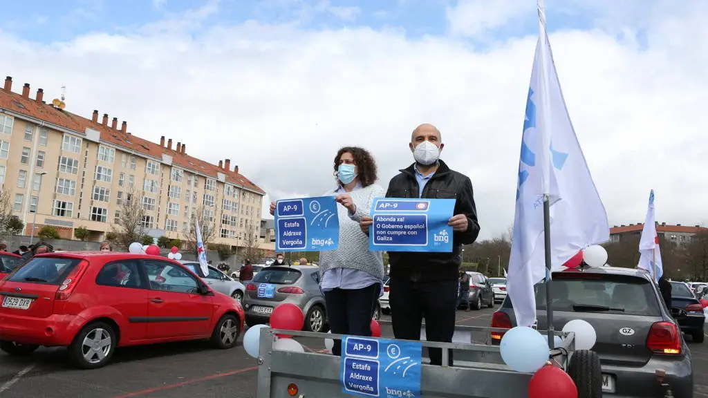 Caravana de protesta en Compostela, con N&eacute;stor Rego e Goretti Sanmart&iacute;n. (Foto: Cedida)