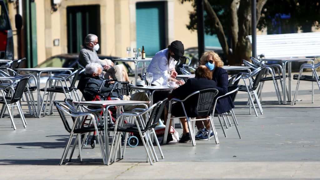 Clientela nunha terraza na cidade de Ferrol. (Foto: Mero Barral / Europa Press)
