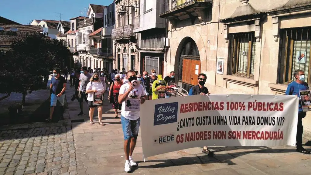 Protesta en Cangas, o pasado mes de xullo, contra a xesti&oacute;n das residencias de DomusVi, que cualificaban como "neglixente" (Foto: Europa Press).