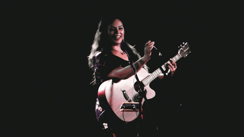 A compositora e cantante Sheila Patricia nunha actuación acompañada da súa guitarra. (Foto: Sheila Patricia)
