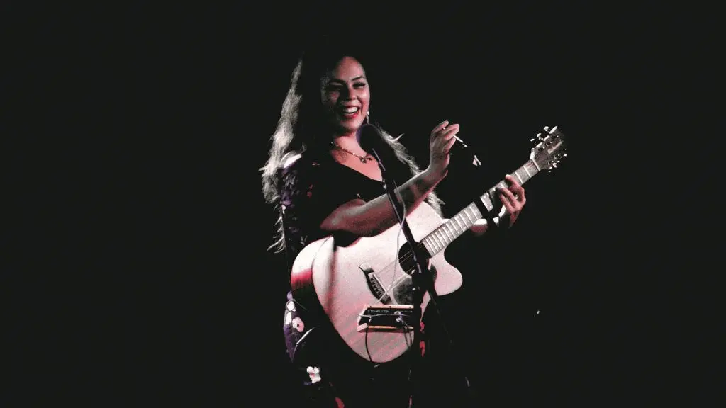 A compositora e cantante Sheila Patricia nunha actuaci&oacute;n acompa&ntilde;ada da s&uacute;a guitarra. (Foto: Sheila Patricia)