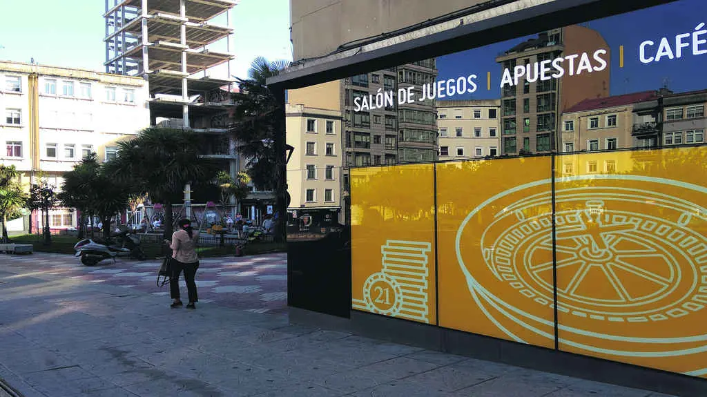 As casas de apostas, como esta da Coru&ntilde;a, proliferan nas proximidades de parques infant&iacute;s e zonas de ocio xuvenil. (Foto: N&oacute;s Diario).