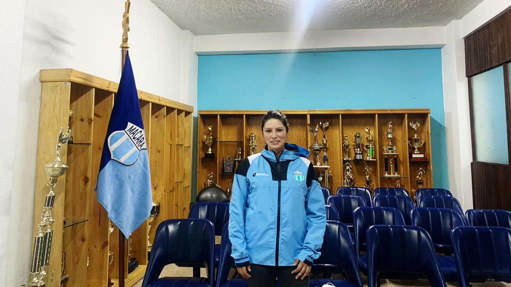 A técnica galega, na sala de trofeos do seu novo equipo. (Foto: Nós Diario).