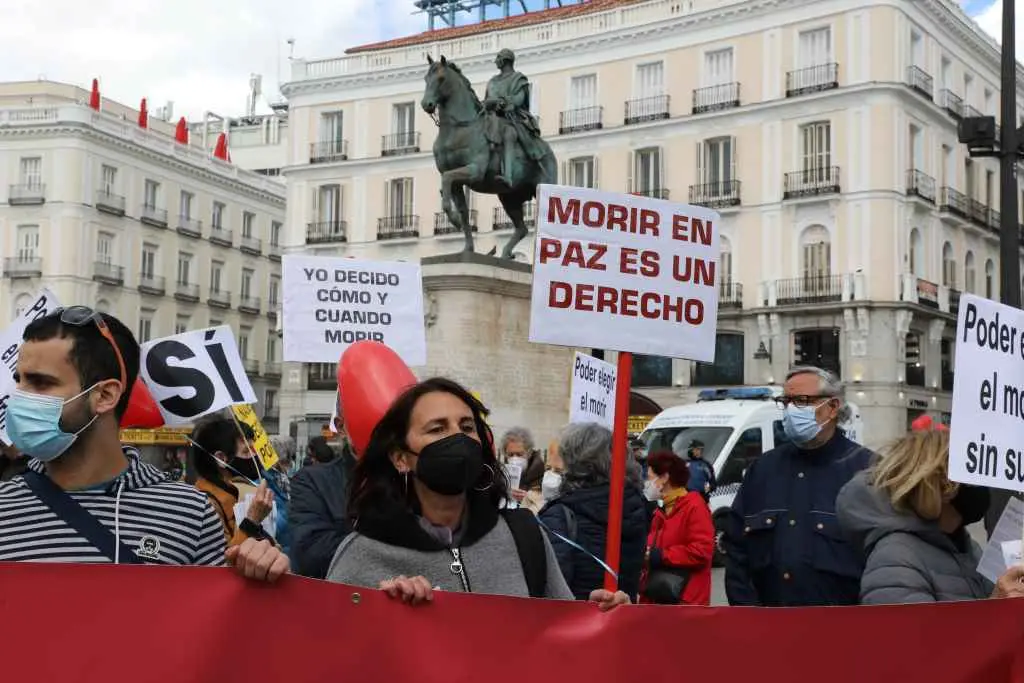 Manifestaci&oacute;n en Madrid a prol do dereito &aacute; morte digna no d&iacute;a en que o Congreso aproba a lei de eutanasia (Foto: Marta Fern&aacute;ndez / Europa Press)