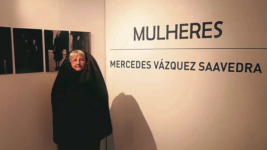 Vázquez Saavedra, no Museo de Lugo, co avental típico das mulheres de Pitões das Júnias. (Foto: Leticia E.)