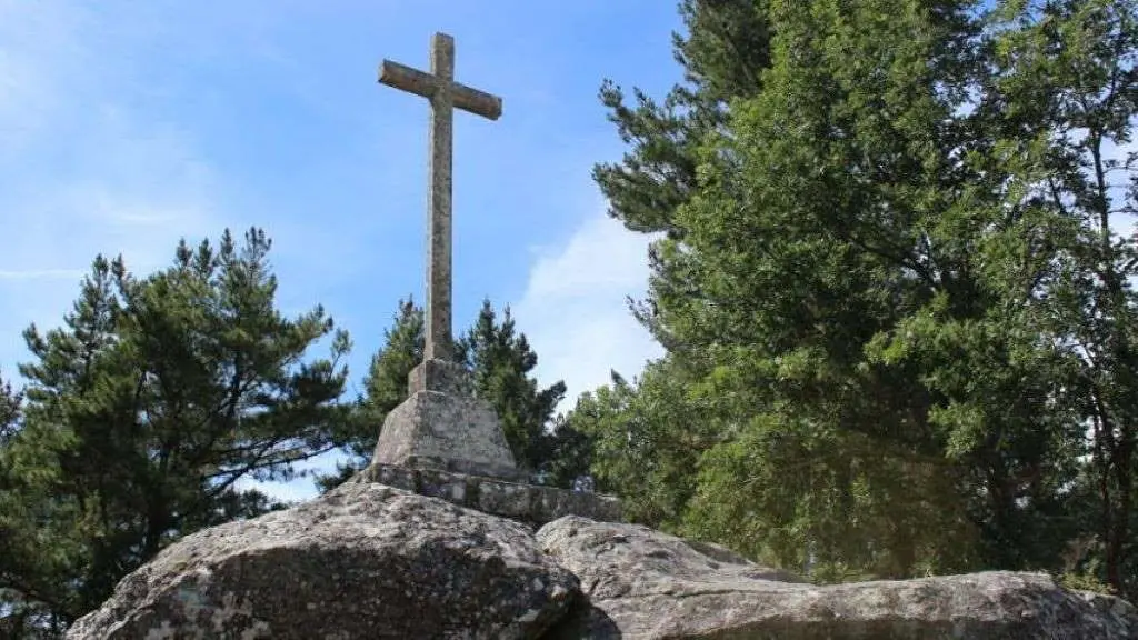 Cruz erguida en 1939 pola Falanxe no Outeiro da Obra de Celanova (Foto: N&oacute;s Diario).