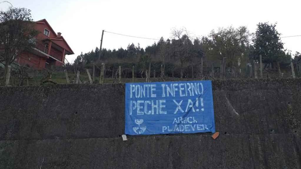 A asociación colocou varias pancartas nos concellos de Ponte Caldelas e Soutomaior (Foto: A Rente do Chan-Pladever)