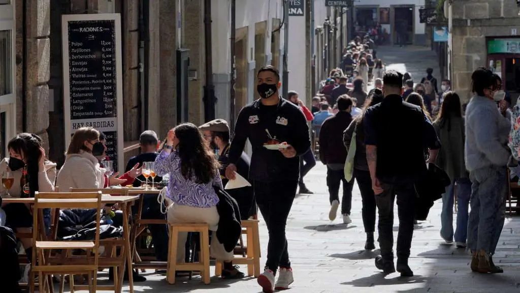 Terrazas dos restaurantes de Compostela. (Foto: &Aacute;lvaro Ballesteros / Europa Press)