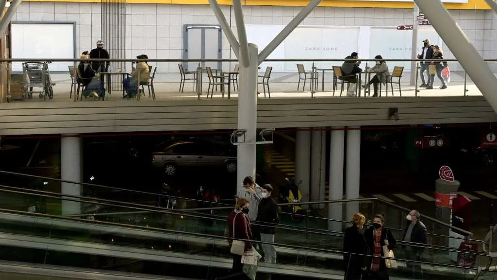 Xente nos accesos a un centro comercial da Coru&ntilde;a nesta desescalada. (Foto M. Dylan Europa Press)
