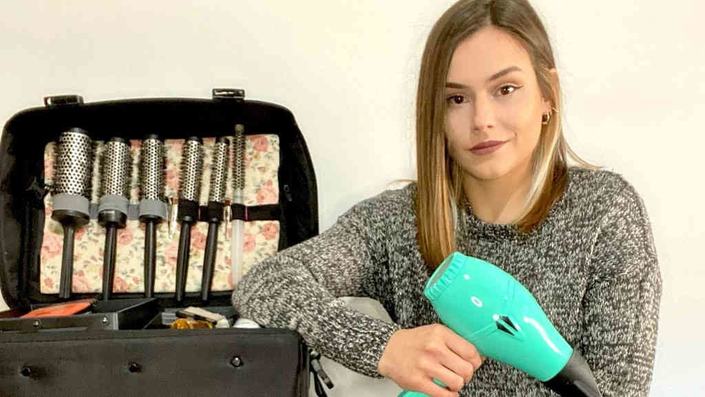 Zeltia Mateo Álvarez coa súa maleta de estética coa que visita as casas particulares da comarca (Nós Diario)
