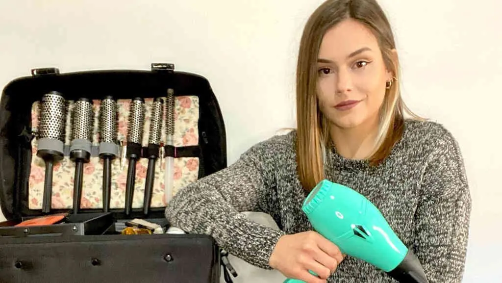 Zeltia Mateo &Aacute;lvarez coa s&uacute;a maleta de est&eacute;tica coa que visita as casas particulares da comarca (N&oacute;s Diario)