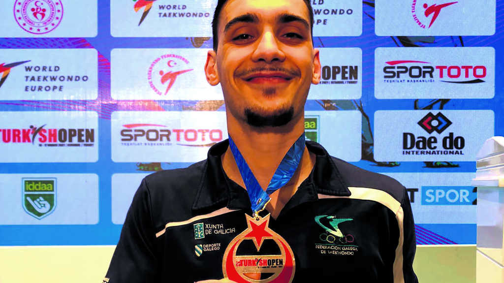 O deportista galego, lucindo a súa medalla do Open de Turquía. (Foto: Fegata).