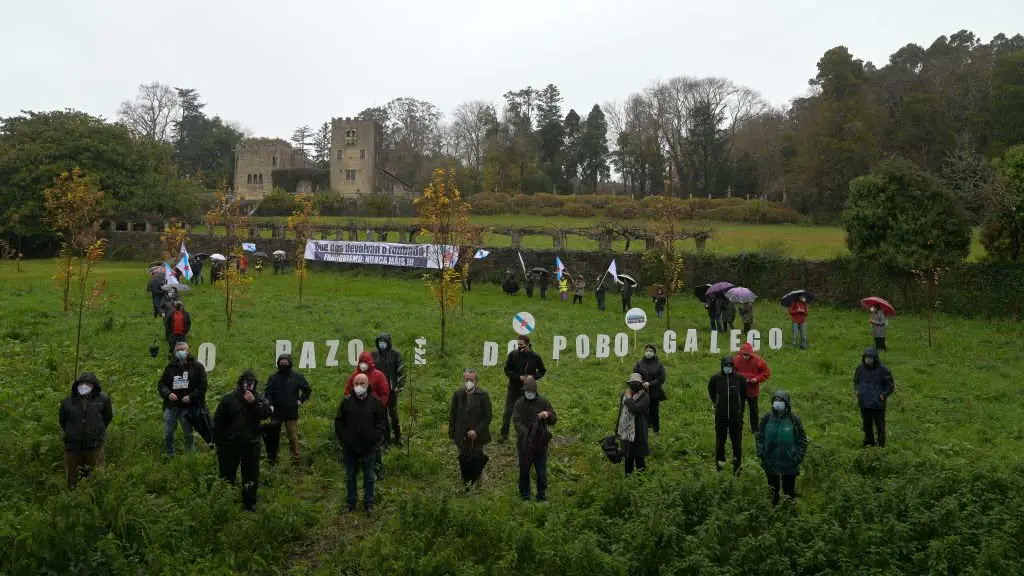 Protesta p&uacute;blica ante o pazo de Meir&aacute;s, nunha imaxe de arquivo. (Foto: M. Dylan / Europa Press)