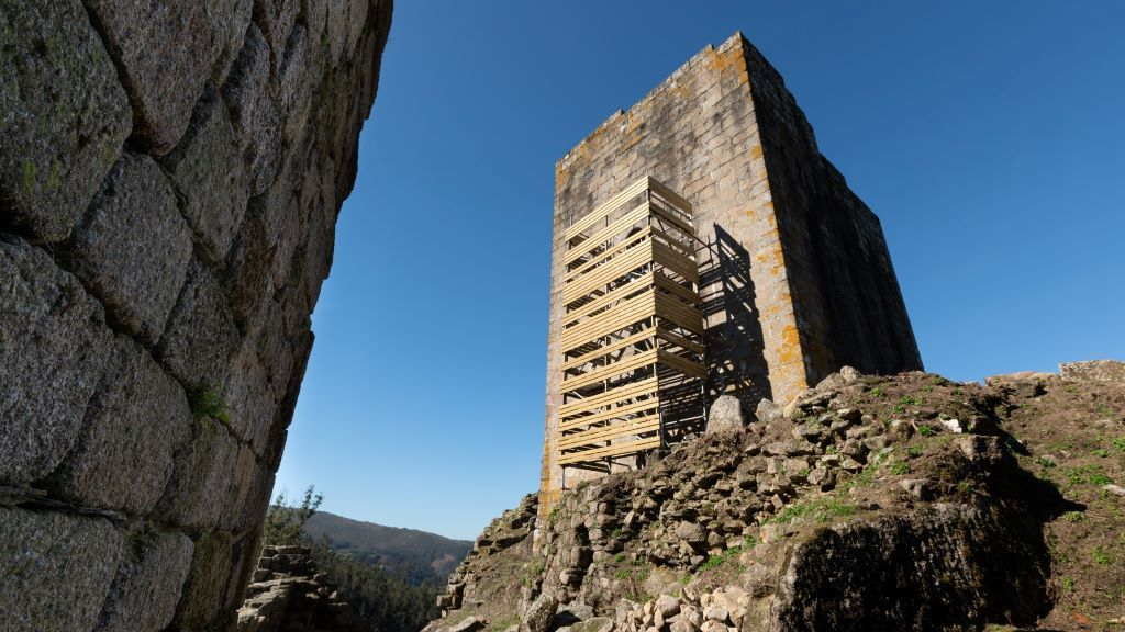 Unha parte dos restos do castelo de Naraío. (Foto: Concello de San Sadurniño)