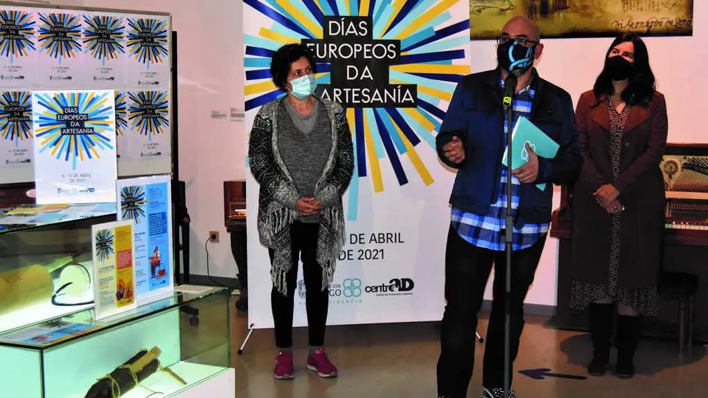 Efr&eacute;n Castro xunto a Idoia Cuesta e Carmen Fieiras na presentaci&oacute;n (1)