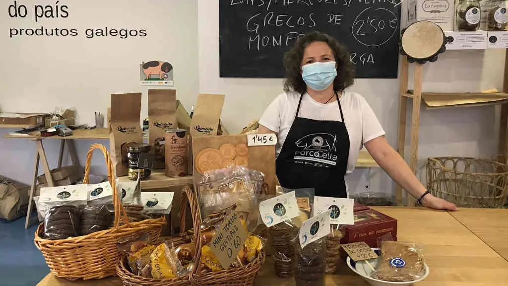 Maria Fragela na s&uacute;a tenda f&iacute;sica de Nar&oacute;n con alg&uacute;ns dos produtos galegos que comercializa (N&oacute;s Diario)