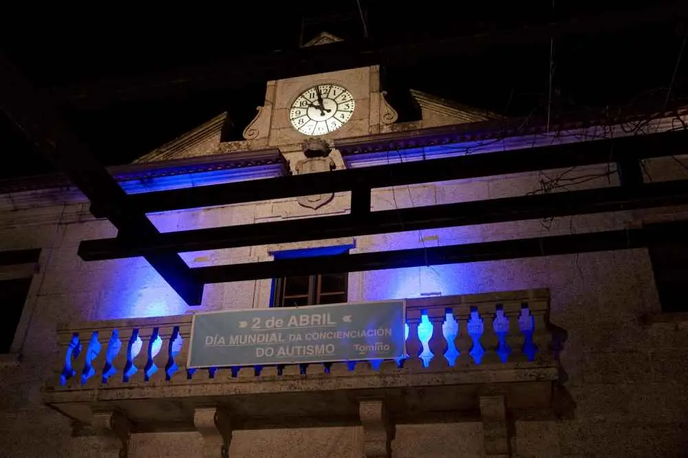Iluminaci&oacute;n da fachada da Casa do Concello de Tomi&ntilde;o